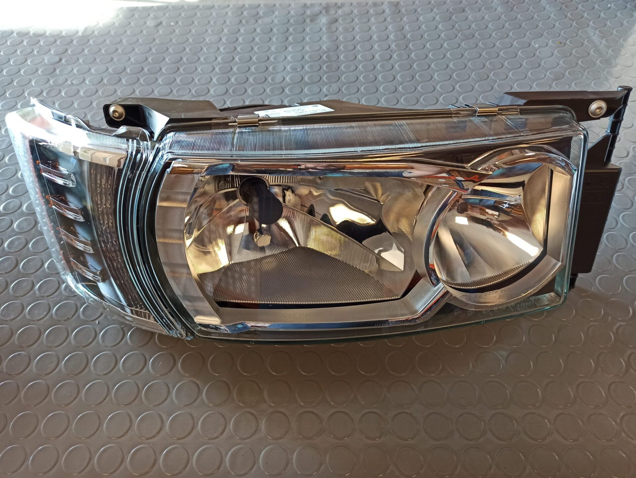 SCANIA HEADLAMP XENON RH V8 - 2416109 - Esituled - Veoauto: pilt 1 SCANIA HEADLAMP XENON RH V8 - 2416109 - Esituled - Veoauto: pilt 1