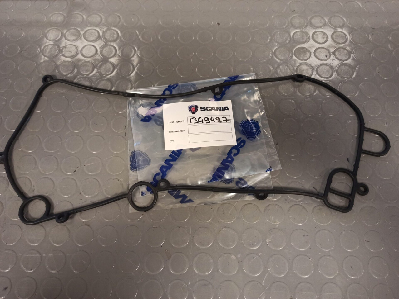 SCANIA OIL COOLER GASKET - 1349497 - Õlijahuti - Veoauto: pilt 1 SCANIA OIL COOLER GASKET - 1349497 - Õlijahuti - Veoauto: pilt 1