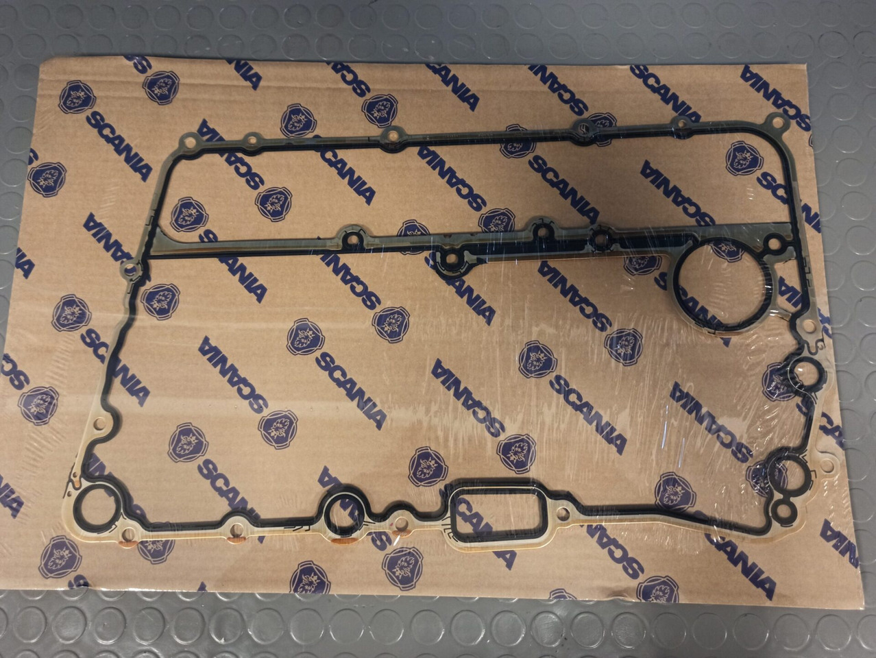 SCANIA OIL COOLER GASKET - 2096561 - Õlijahuti - Veoauto: pilt 1 SCANIA OIL COOLER GASKET - 2096561 - Õlijahuti - Veoauto: pilt 1