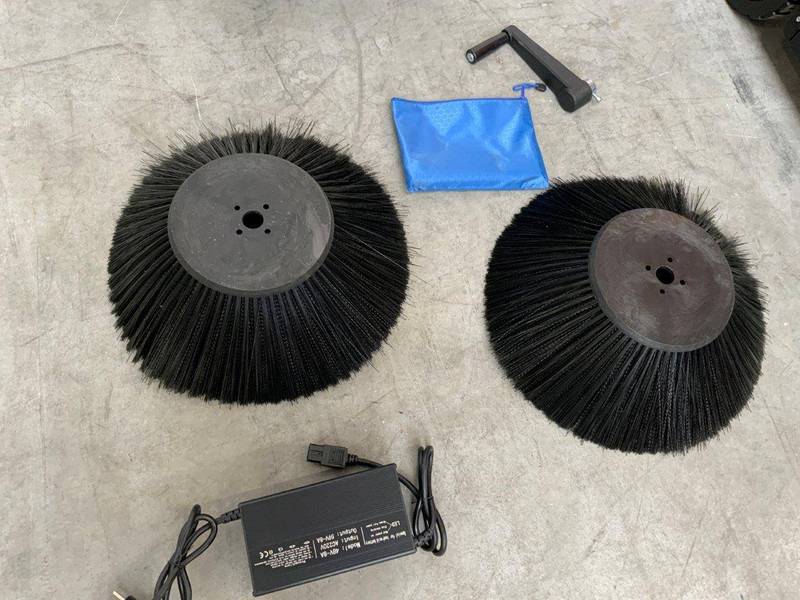 Daewoo DAS80 Zit - Tänavapühkimismasin: pilt 5 Daewoo DAS80 Zit - Tänavapühkimismasin: pilt 5