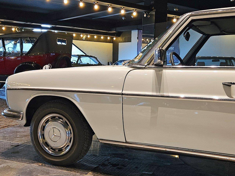 Mercedes-Benz 200-serie 230 (W115) /8 - Sedaan: pilt 5 Mercedes-Benz 200-serie 230 (W115) /8 - Sedaan: pilt 5