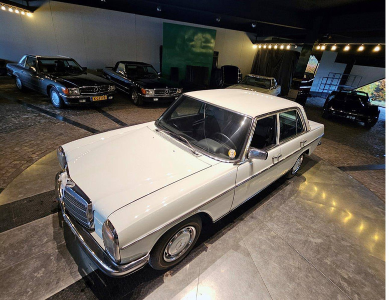 Mercedes-Benz 200-serie 230 (W115) /8 - Sedaan: pilt 4 Mercedes-Benz 200-serie 230 (W115) /8 - Sedaan: pilt 4