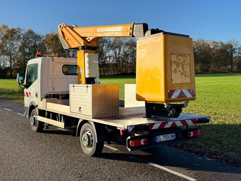 Nissan Cabstar Klubb K26 - Veoautolt tõusev platvorm: pilt 3 Nissan Cabstar Klubb K26 - Veoautolt tõusev platvorm: pilt 3