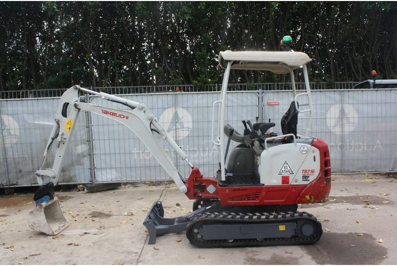 Takeuchi TB216 - Miniekskavaator: pilt 3 Takeuchi TB216 - Miniekskavaator: pilt 3