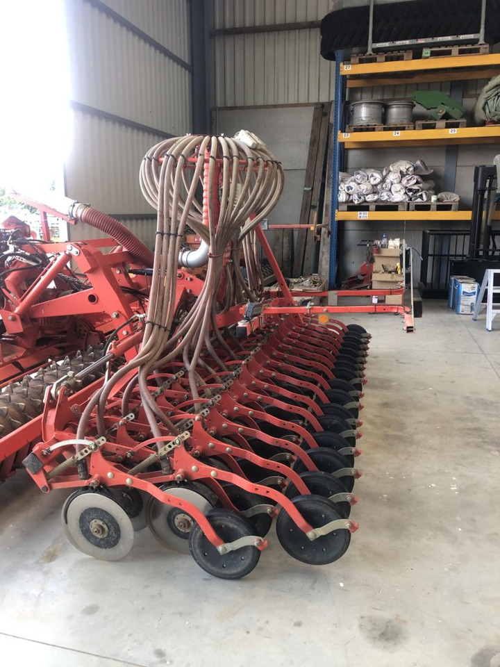 Kuhn VENTA TF1500 + Kuhn HR4004DR - Kombain-külvimasin: pilt 1 Kuhn VENTA TF1500 + Kuhn HR4004DR - Kombain-külvimasin: pilt 1
