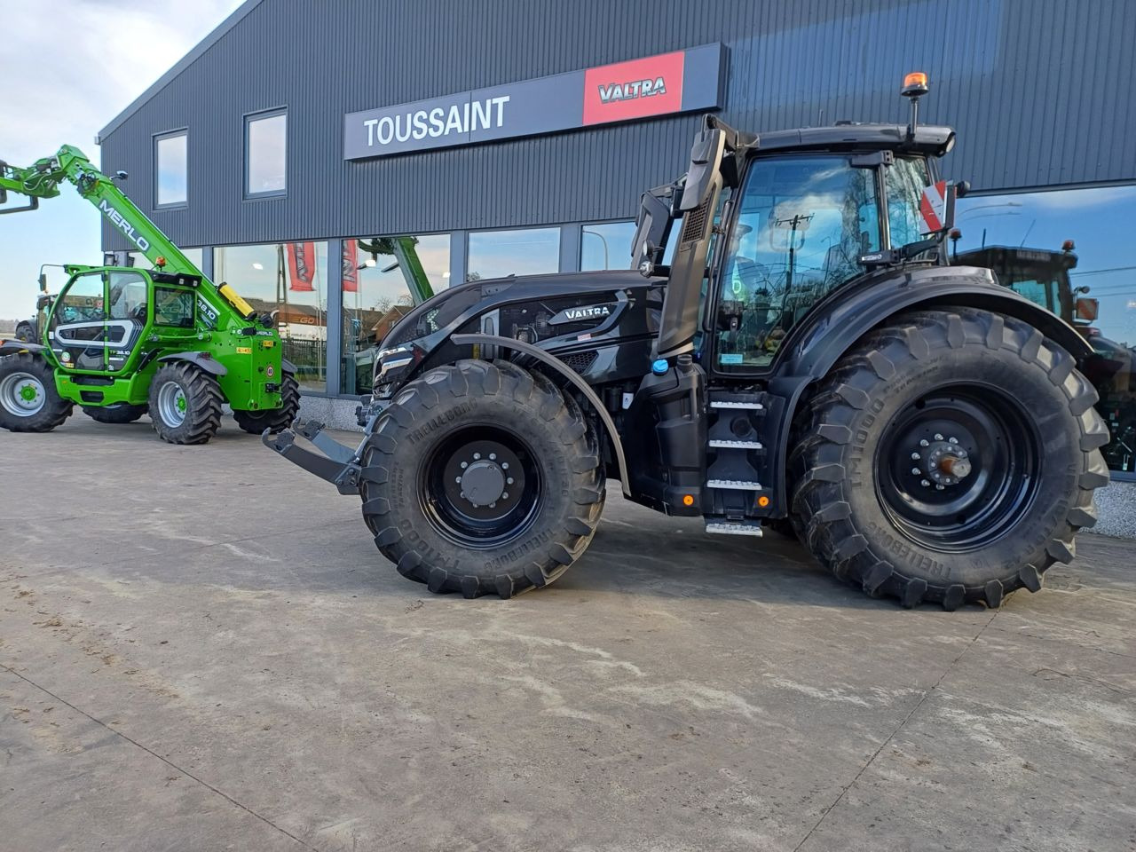 Valtra Q245 - Traktor: pilt 1 Valtra Q245 - Traktor: pilt 1