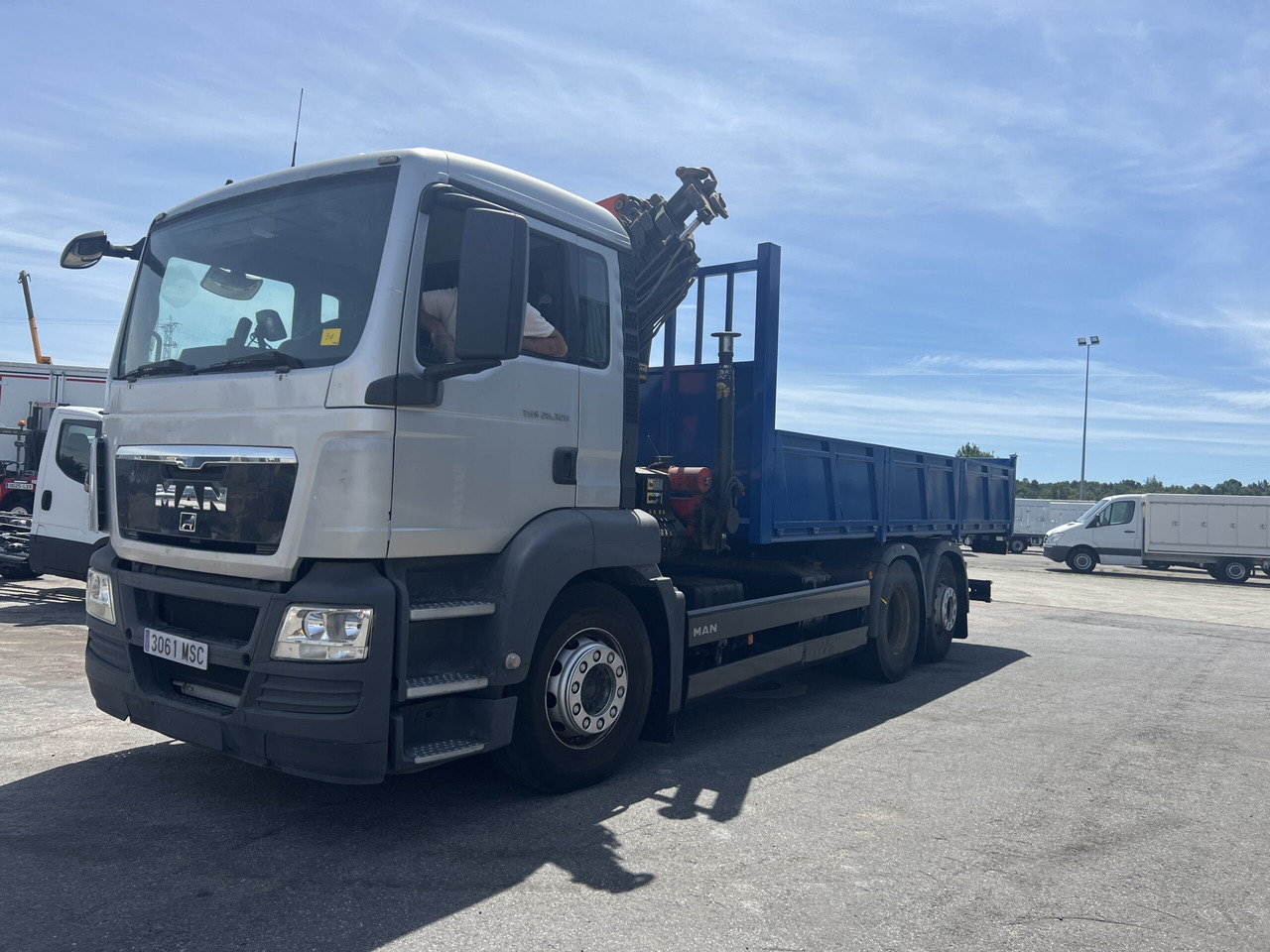 CAMION GRUA Y BASCULANTE MAN 26320 - Kallurauto, Kraanaga veoauto: pilt 2 CAMION GRUA Y BASCULANTE MAN 26320 - Kallurauto, Kraanaga veoauto: pilt 2