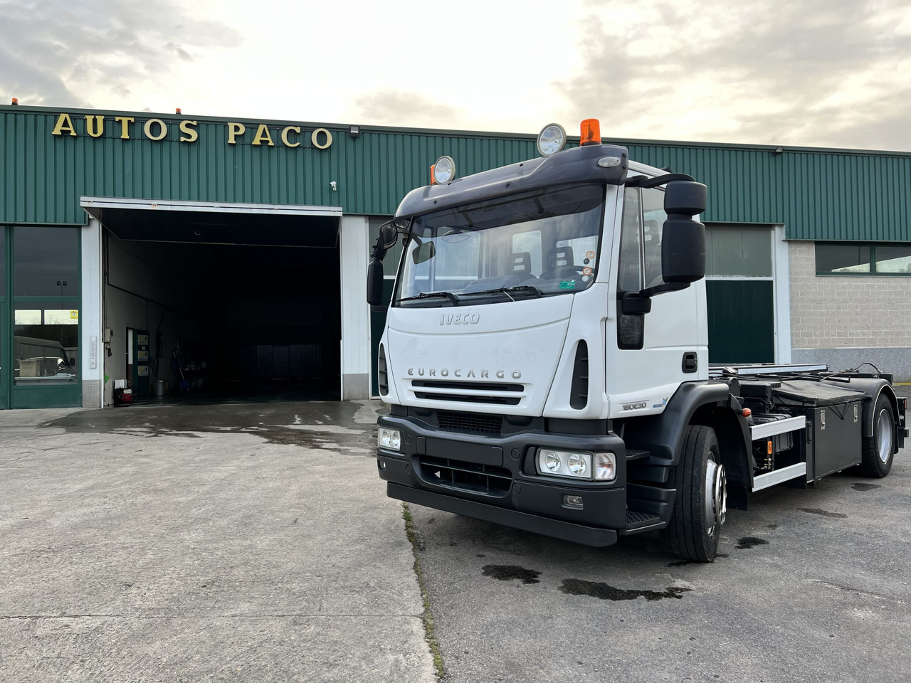 IVECO 300 EN CHASIS - Kabiinišassiiga veoauto: pilt 3 IVECO 300 EN CHASIS - Kabiinišassiiga veoauto: pilt 3