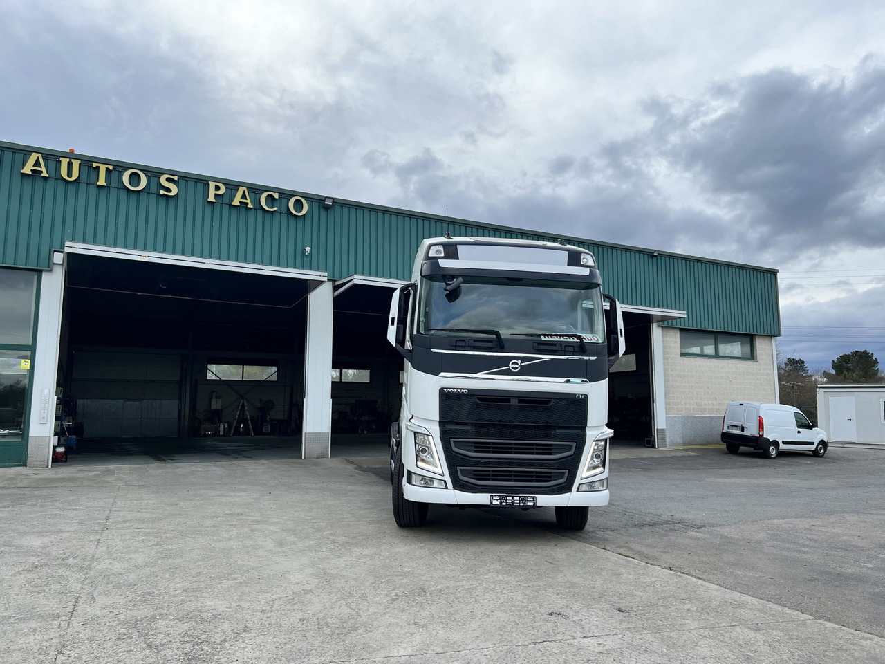 Camion Volvo 540 en chasis con retarder - Kabiinišassiiga veoauto: pilt 1 Camion Volvo 540 en chasis con retarder - Kabiinišassiiga veoauto: pilt 1
