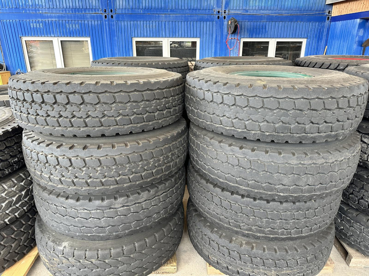 Liebherr Zubehör = Kompletträder 16 x Bridgestone VHS 445/95 R25 (16.00 R25) - Autokraana: pilt 1 Liebherr Zubehör = Kompletträder 16 x Bridgestone VHS 445/95 R25 (16.00 R25) - Autokraana: pilt 1