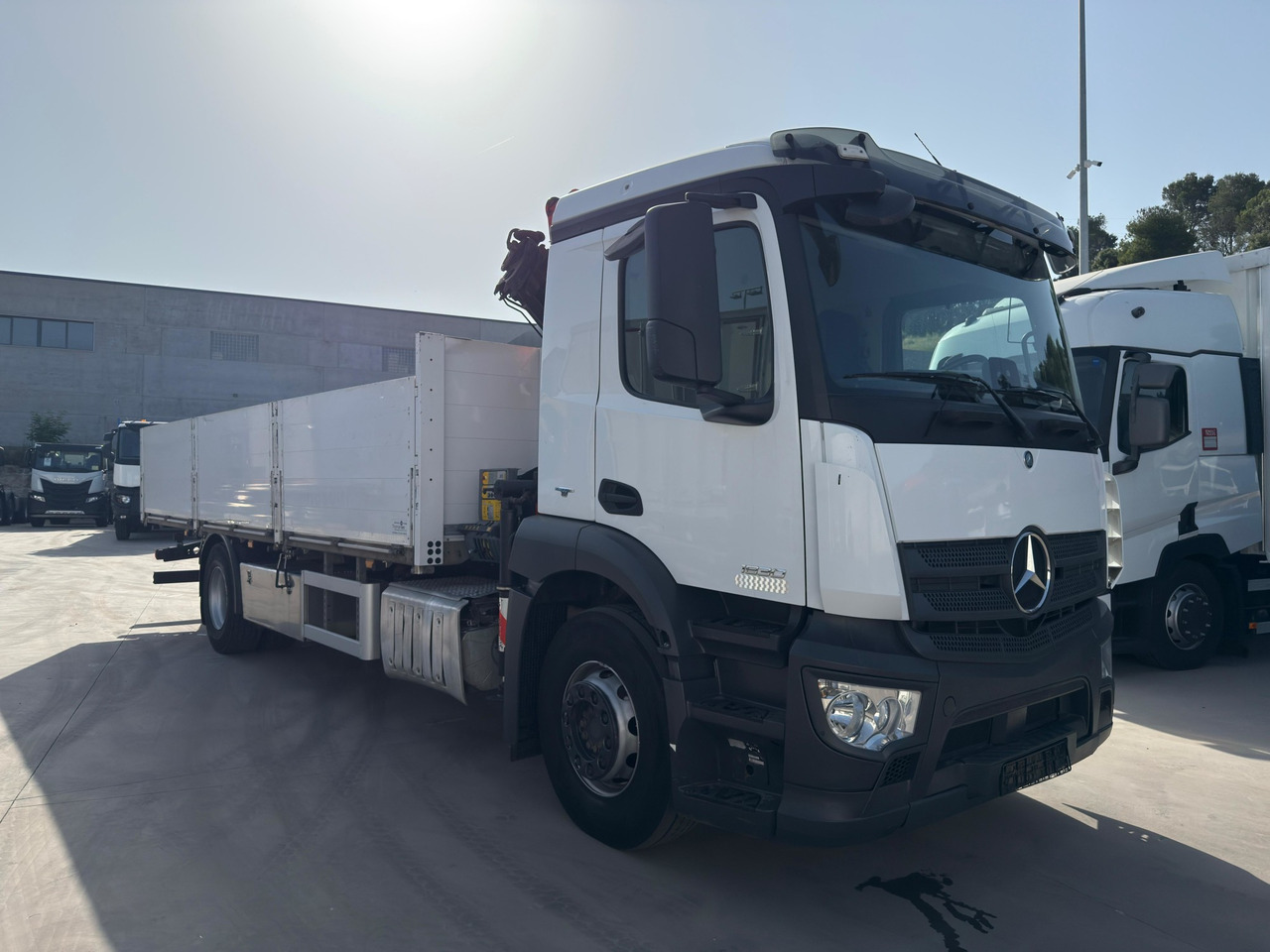 MERCEDES BENZ 18.30 Antos E6 (Platform and Grave) - Madelveok/ Platvormveok, Kraanaga veoauto: pilt 2 MERCEDES BENZ 18.30 Antos E6 (Platform and Grave) - Madelveok/ Platvormveok, Kraanaga veoauto: pilt 2