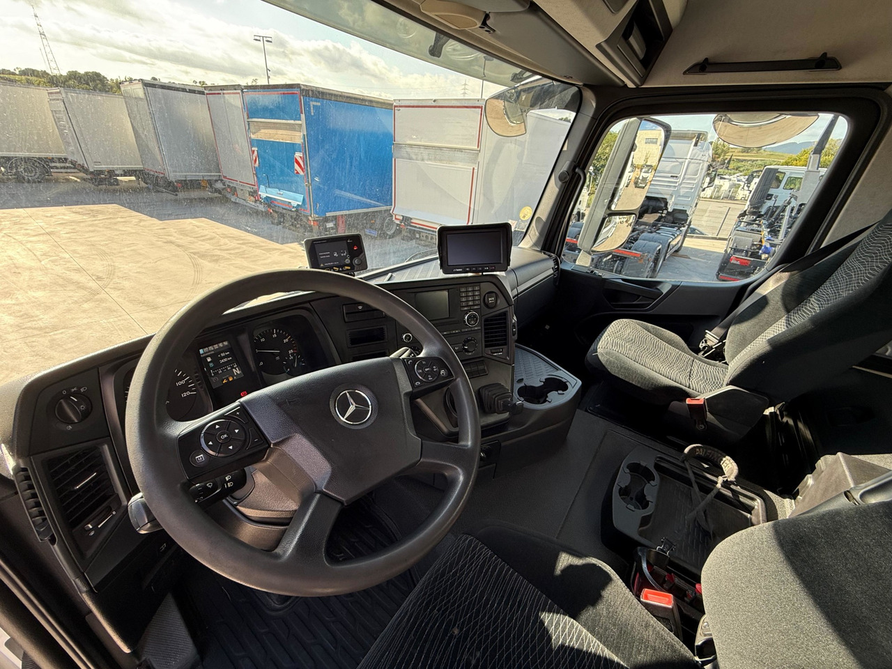 MERCEDES BENZ 26.36 Arocs E6 (Platform and Crane) - Madelveok/ Platvormveok, Kraanaga veoauto: pilt 4 MERCEDES BENZ 26.36 Arocs E6 (Platform and Crane) - Madelveok/ Platvormveok, Kraanaga veoauto: pilt 4