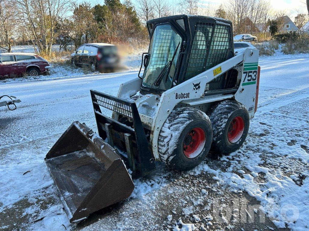 Bobcat 753 & Redskap - Kompaktlaadur: pilt 1 Bobcat 753 & Redskap - Kompaktlaadur: pilt 1