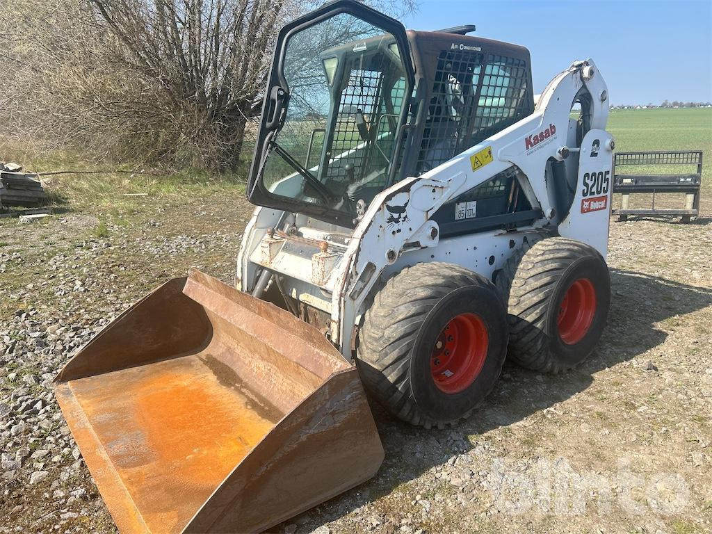 Bobcat S205 - 2 redskap - Kompaktlaadur: pilt 1 Bobcat S205 - 2 redskap - Kompaktlaadur: pilt 1