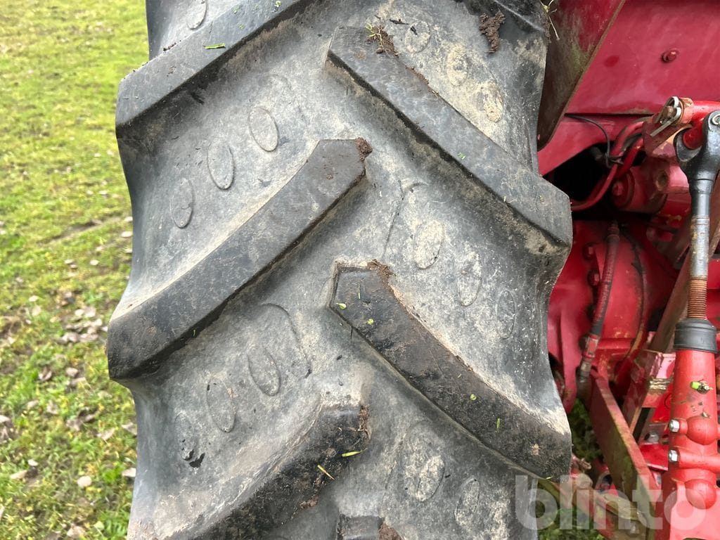 Traktor INTERNATIONAL 685 XL: pilt 48