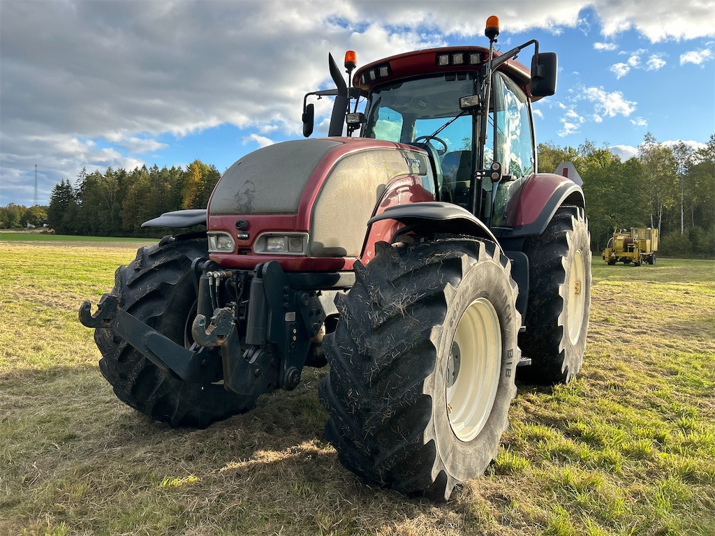 Valtra S260-4 med frontlyft - Traktor: pilt 2 Valtra S260-4 med frontlyft - Traktor: pilt 2