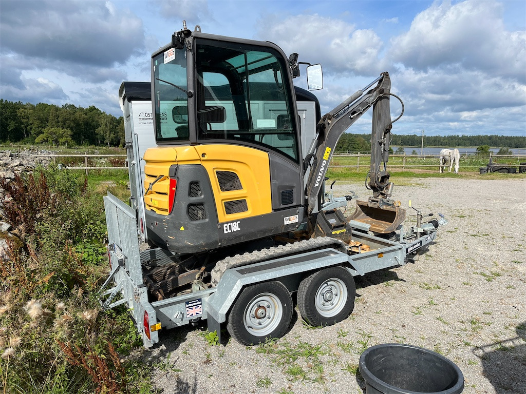Volvo EC18C med flera redskap och maskinsläp - Miniekskavaator: pilt 5 Volvo EC18C med flera redskap och maskinsläp - Miniekskavaator: pilt 5