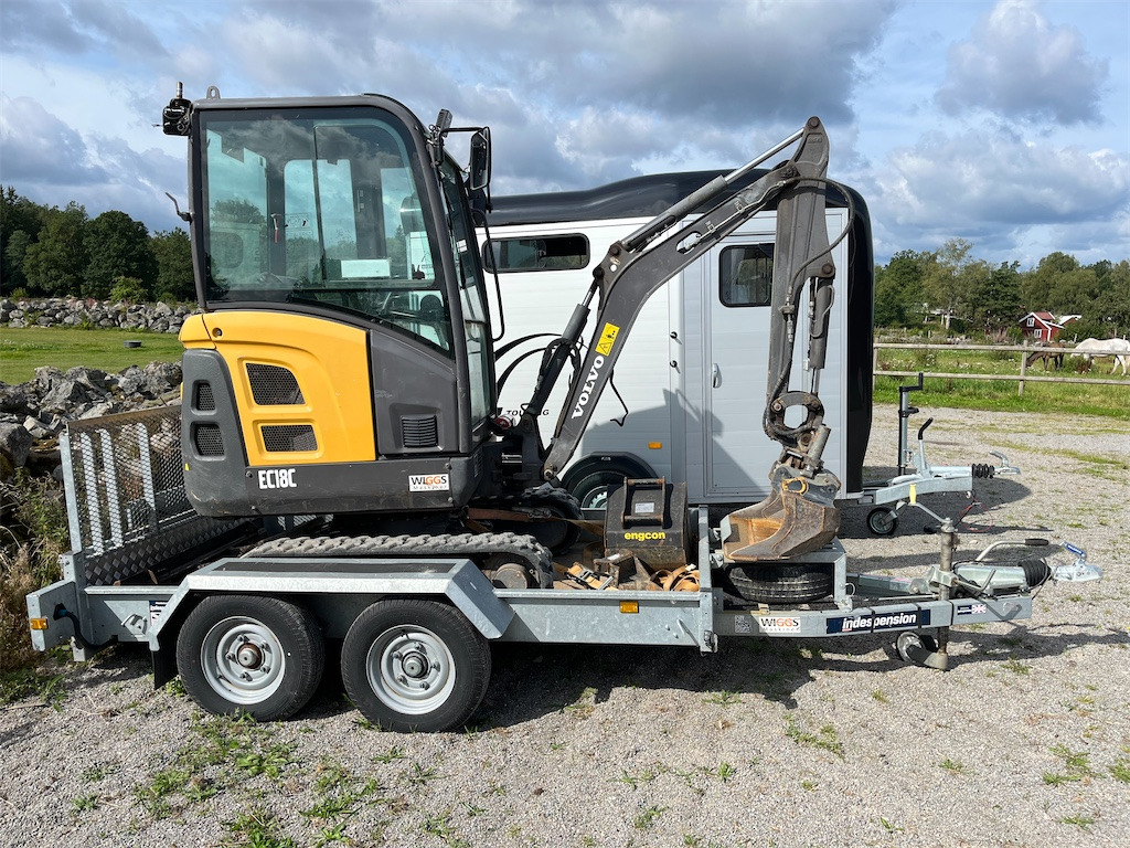 Volvo EC18C med flera redskap och maskinsläp - Miniekskavaator: pilt 4 Volvo EC18C med flera redskap och maskinsläp - Miniekskavaator: pilt 4