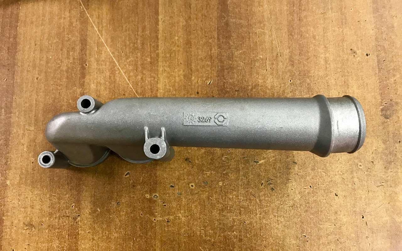 GOMITO LIQUIDO RAFFREDDAMENTO SU SCATOLA TERMOSTATO PER MOTORI MAN D2066 - D2676 - Jahutussüsteem - Veoauto: pilt 2 GOMITO LIQUIDO RAFFREDDAMENTO SU SCATOLA TERMOSTATO PER MOTORI MAN D2066 - D2676 - Jahutussüsteem - Veoauto: pilt 2