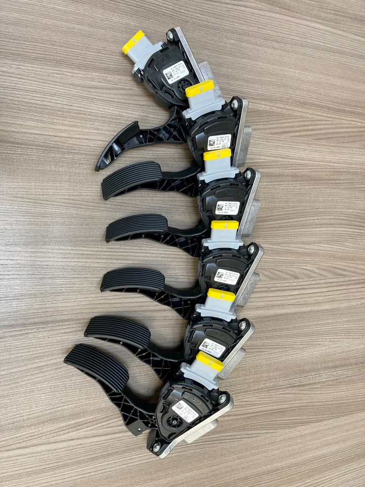 SENSORE POSIZIONE DEL PEDALE - MAN 81259706103 - HELLA 6PV 009 371-00 / 6PV 009 371-711 - Pedaal - Veoauto: pilt 5 SENSORE POSIZIONE DEL PEDALE - MAN 81259706103 - HELLA 6PV 009 371-00 / 6PV 009 371-711 - Pedaal - Veoauto: pilt 5