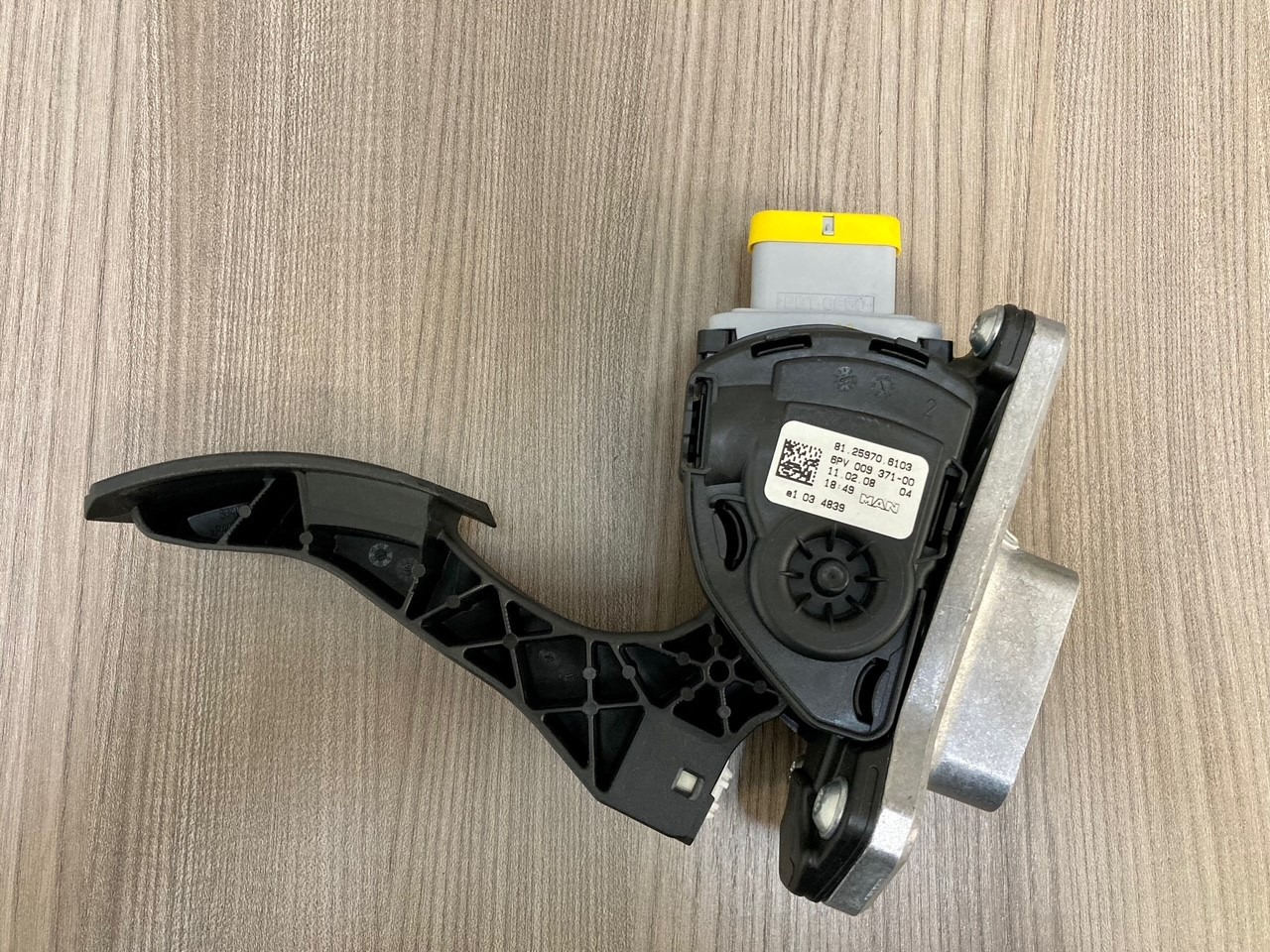 SENSORE POSIZIONE DEL PEDALE - MAN 81259706103 - HELLA 6PV 009 371-00 / 6PV 009 371-711 - Pedaal - Veoauto: pilt 2 SENSORE POSIZIONE DEL PEDALE - MAN 81259706103 - HELLA 6PV 009 371-00 / 6PV 009 371-711 - Pedaal - Veoauto: pilt 2