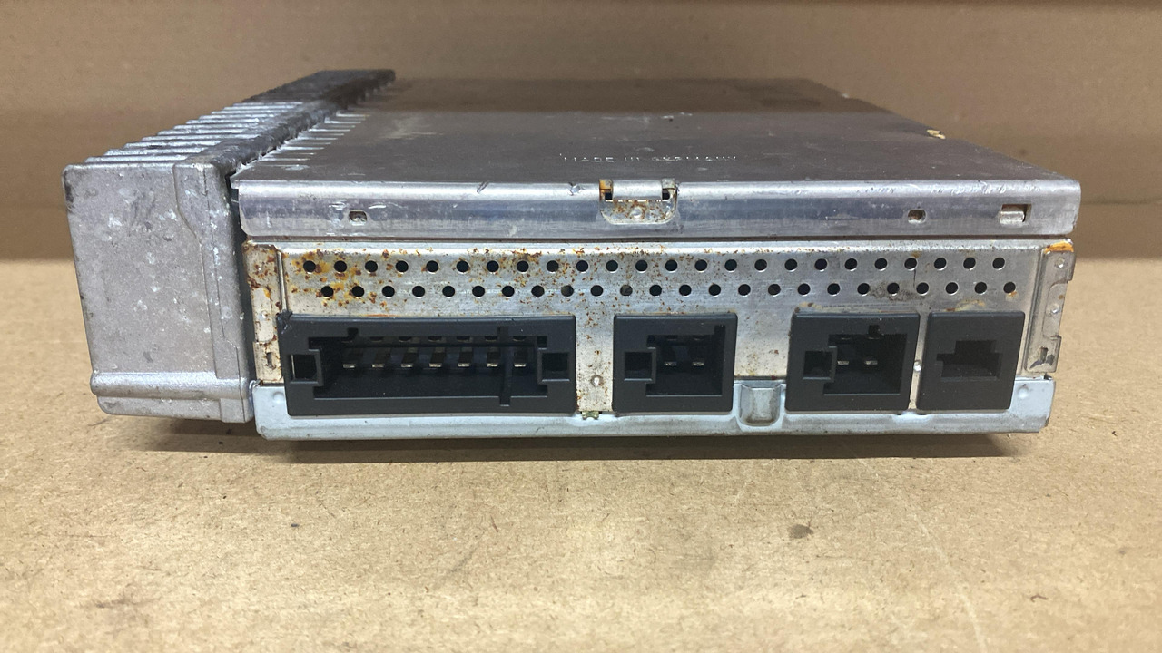 Mercedes Benz Becker Amplifier A211 827 45 42 - Mootori juhtimisseade: pilt 3 Mercedes Benz Becker Amplifier A211 827 45 42 - Mootori juhtimisseade: pilt 3