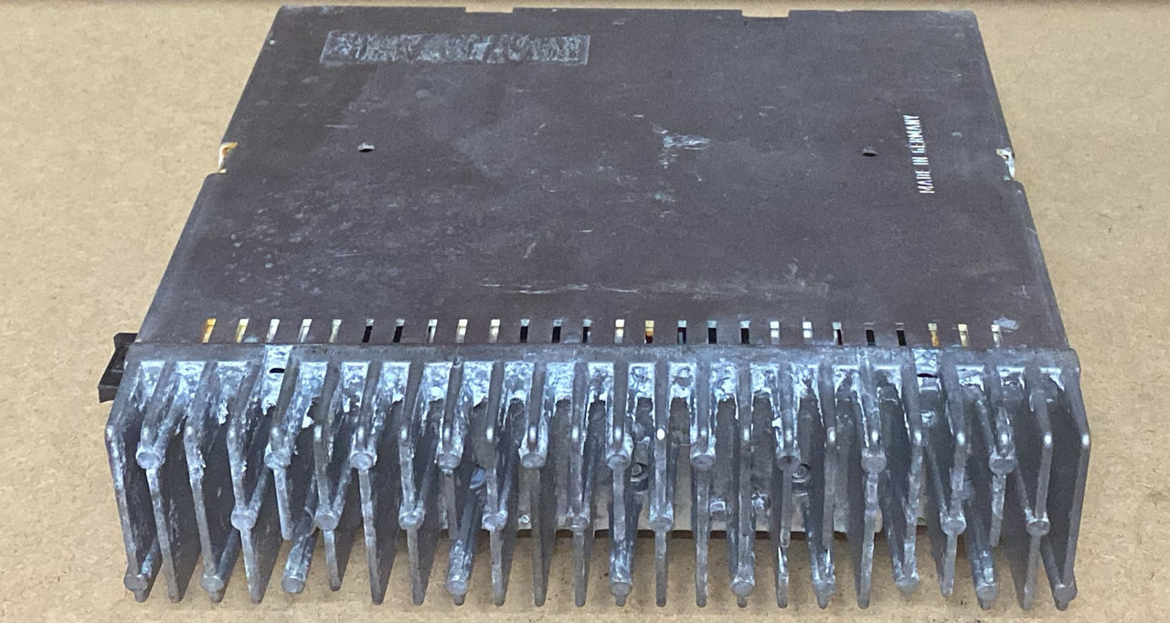 Mercedes Benz Becker Amplifier A211 827 45 42 - Mootori juhtimisseade: pilt 1 Mercedes Benz Becker Amplifier A211 827 45 42 - Mootori juhtimisseade: pilt 1