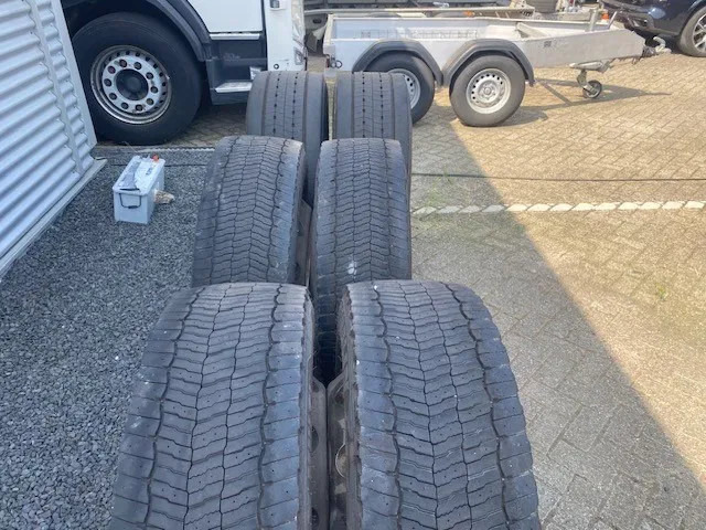 Michelin 355/50x22,5 - 2 stuks en 295/60x22,5 - 4 stuks - Rehv - Veoauto: pilt 4 Michelin 355/50x22,5 - 2 stuks en 295/60x22,5 - 4 stuks - Rehv - Veoauto: pilt 4