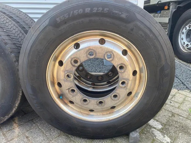 Michelin 355/50x22,5 - 2 stuks en 295/60x22,5 - 4 stuks - Rehv - Veoauto: pilt 1 Michelin 355/50x22,5 - 2 stuks en 295/60x22,5 - 4 stuks - Rehv - Veoauto: pilt 1