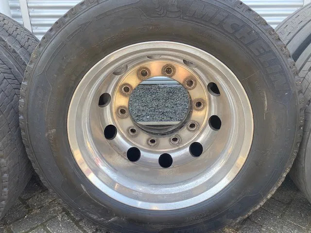 Michelin 355/50x22,5 - 2 stuks en 295/60x22,5 - 4 stuks - Rehv - Veoauto: pilt 2 Michelin 355/50x22,5 - 2 stuks en 295/60x22,5 - 4 stuks - Rehv - Veoauto: pilt 2